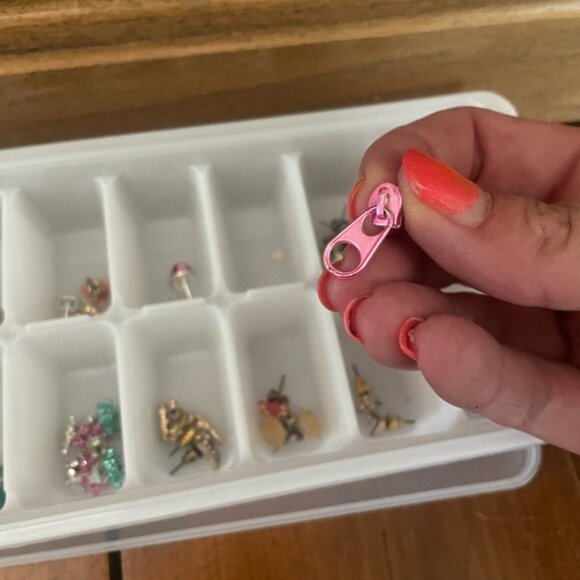 25 Girls Pierced Earrings in Case - Picture 5 of 9